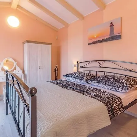 Nikolas-pool, Sea View, Close To The