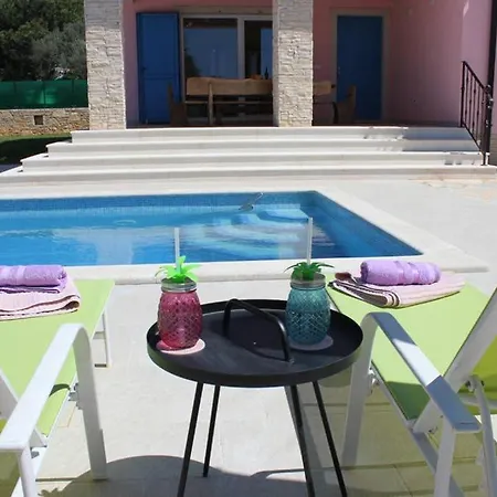 Nikolas-pool, Sea View, Close To The * Fažana